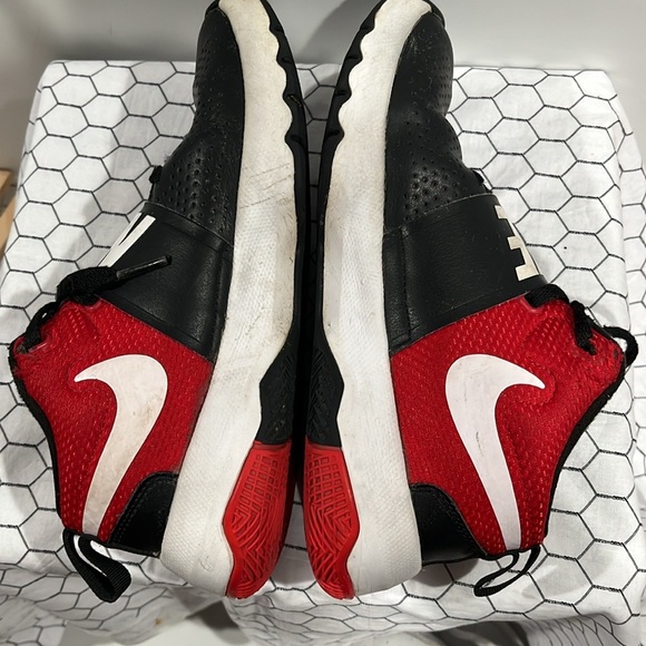 Nike Team Hustle D-8 Black, Red, White, Lace-Up Basketball Shoes SIZE. 4.5Y - Picture 4 of 11